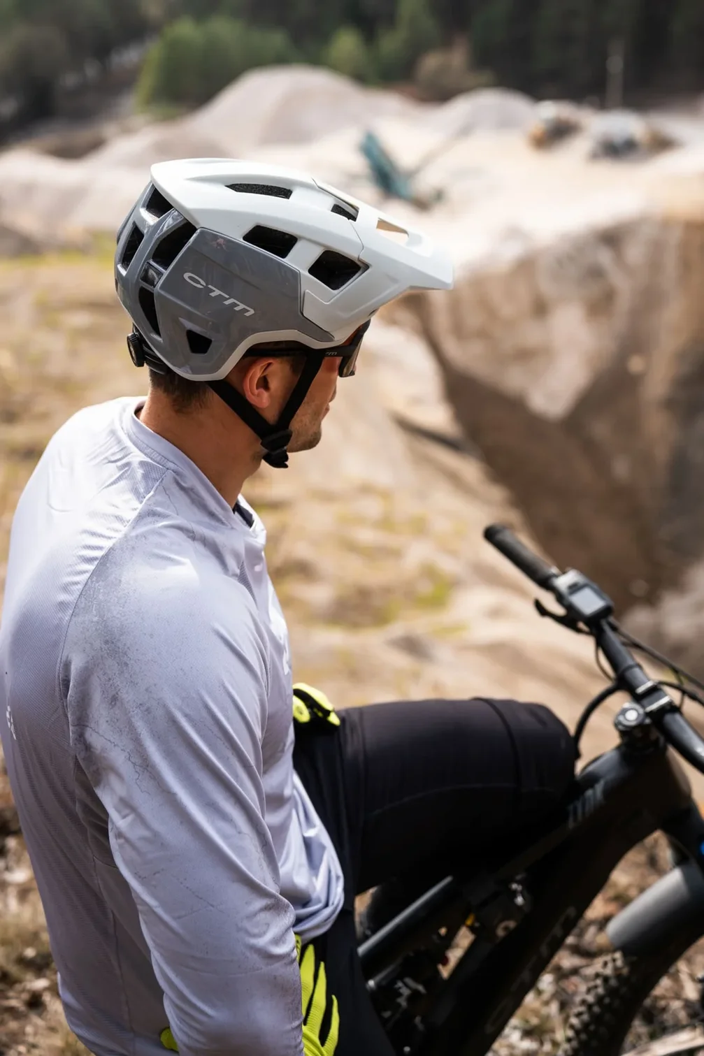 Cyklistická prilba CTM TRAILTAMER, biela
